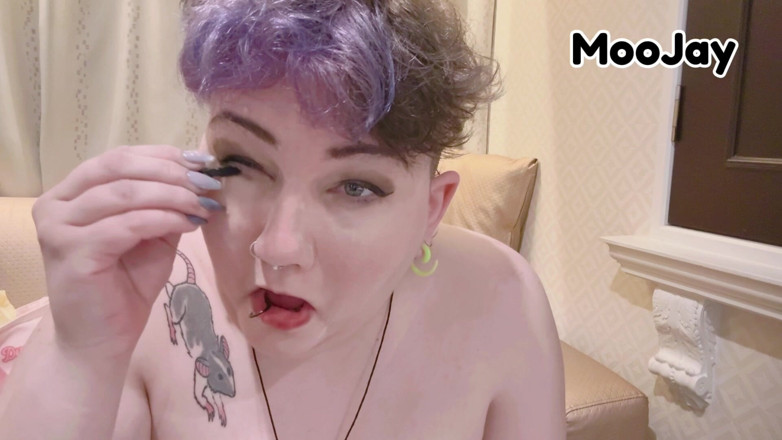 Moo Jay: Je m’exhibe pendant que je me démaquille pour me regarder ?