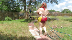 BBW nurse Vicki adventures with friends: Divertimento in bikini con acqua e poi si spoglia all'aperto