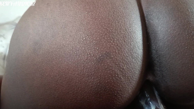 Kenyan Dick: मुझे छेड़ने के बाद उसे मेरे खड़े लंड की सवारी करनी पड़ी और वह जोरदार हो गई