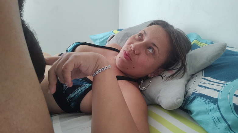Uncut Lil Midget & Latina Freaky Friends: La piccola nana bts lil lo succhia come una bottiglia