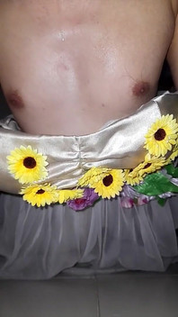 かわいい花嫁介添人ドレスを着て自慰行為