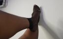 Mara Exotic: Solo pies en calcetines de red se burlan de