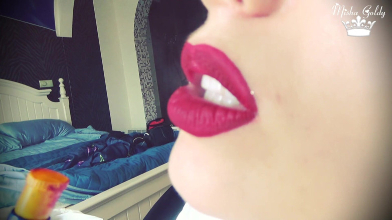 Goddess Misha Goldy: Fumée de grosses lèvres rouge foncé