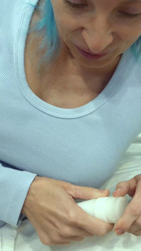 Üvey oğlumun arkadaşı pantolonumu indirmeye devam etti - pantolonunu indir e08 - orta yaşlı seksi kadın stella