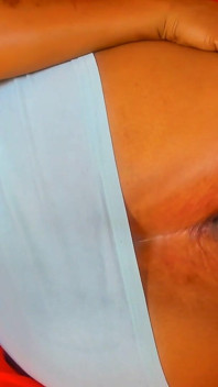 La miLF culona guarda segretamente il porno mentre si masturba