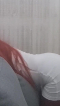Seksi kıyafetler giymiş bir MILF ağzına bir penis alır ve diline boşalma yapar.