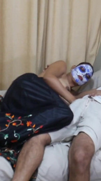 Umělecký pár se ztrácí v milování.