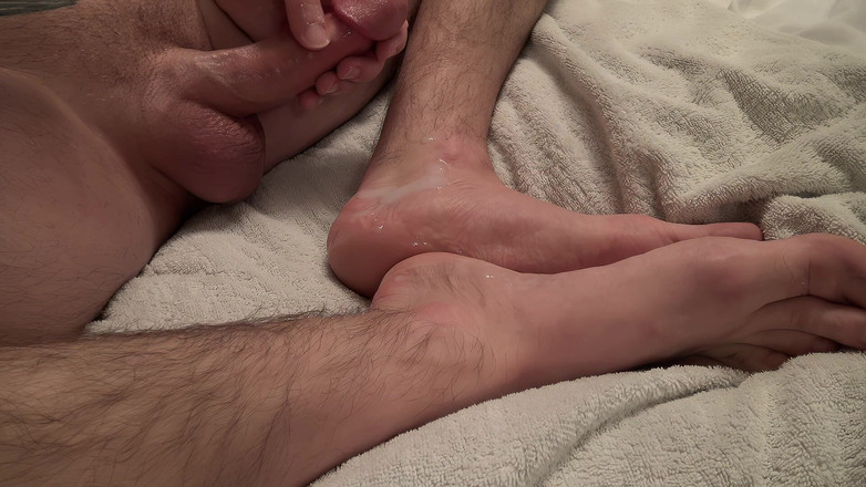 NakedFoxx: 直男射遍他光滑的脚，特写