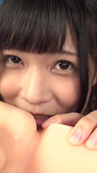 Suzu yamai greedily leckt deine eier und anus, während sie dir einen handjob gibt