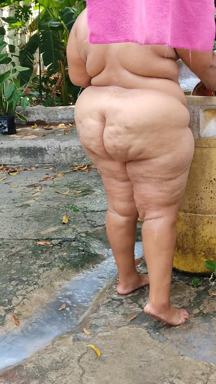 Gordita Culo Rico: ลูกชายบุญธรรมแอบดูฉันอาบน้ำในสวน