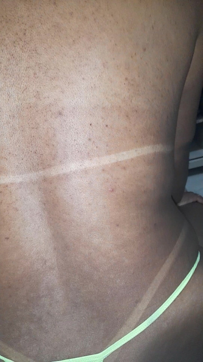 Jr and denies: Ateşli esmer kanepede dört ayak üstünde