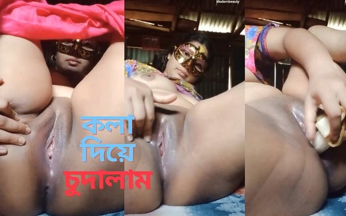 Modern Beauty: Une bhabhi desi du village utilise une banane comme gode