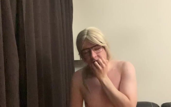 Number F 19: FÖRSTAPERSONSVY: I hemlighet tittar på mig runka