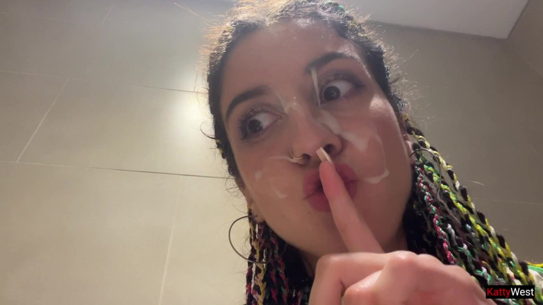 Katty West: Crazy Cumwalk w centrum handlowym
