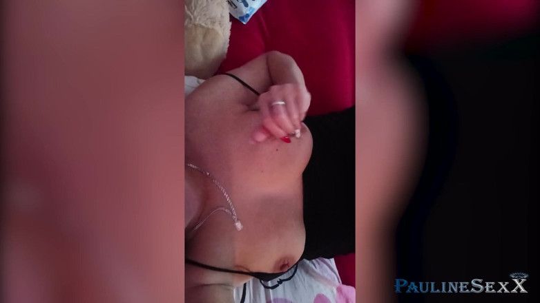 PaulineSexX: Bruneta cu țâțe mari își masturbează pizda cu vibrator și are orgasm