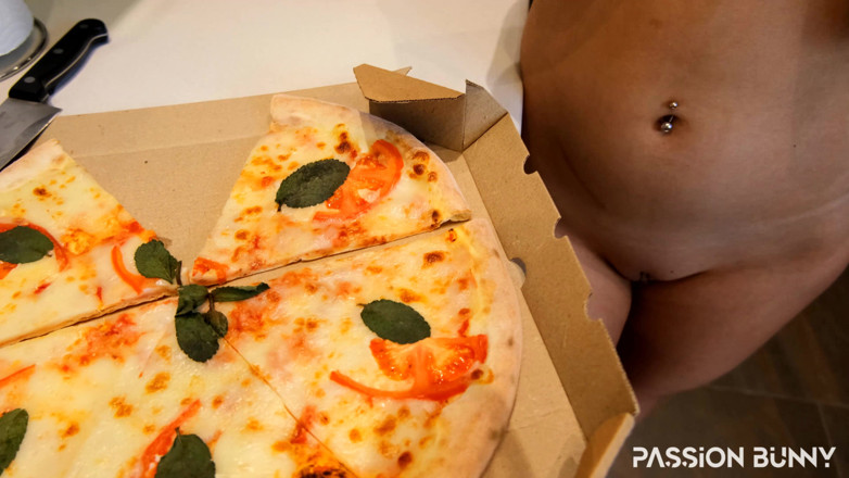 PassionBunny: Pizza večeře s Cum Sause v mých ústech
