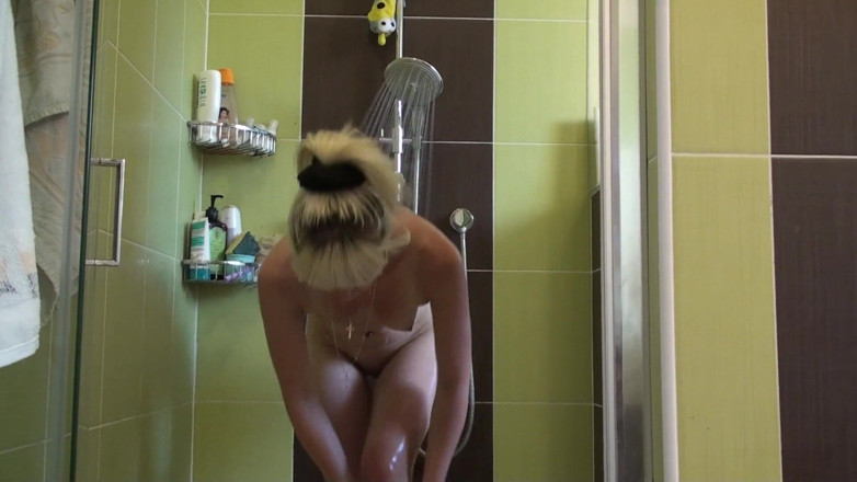 All Those Girlfriends: Pequeña chica rubia de tetas Cookie divirtiéndose en su ducha