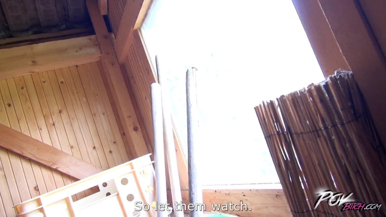 POV Bitch: 一个高挑的黑发女郎在花园房子里展示她的性技能