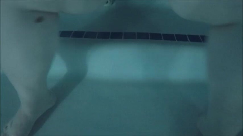 BBW Pleasures: 水中SSBBW太ももが揺れる