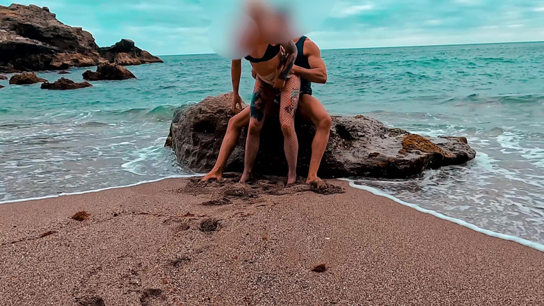 MaskCouple: Seks di pantai! Rolling dan mengambil air mani di memek