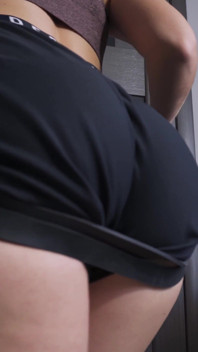 Culona milf provoca su culo en deportes bajo la armadura