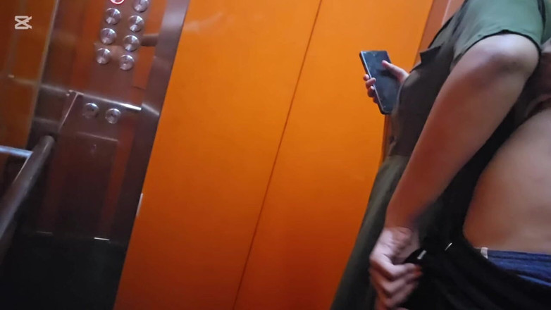 Hotfuck20: Une fille dans un ascenseur public fait une branlette