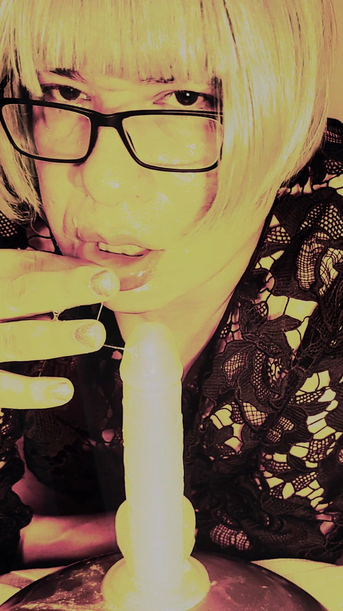 kandiKane: La sexy troia sissy kandi fuma e succhia salivosa