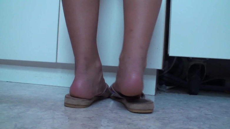 Foot Girls: Rakaman dekat di kaki Mandy semasa dia membasuh pinggan