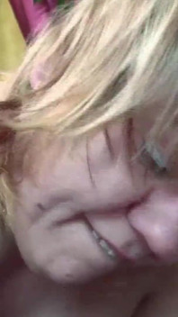 Mujer rubia grande follada en su agujero