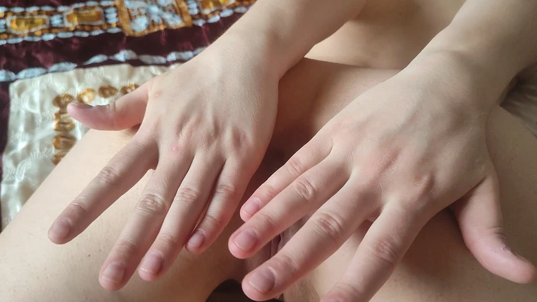 OniSoi: Моя туга пизда крупним планом, розтягую мій анус руками, мріючи про член.