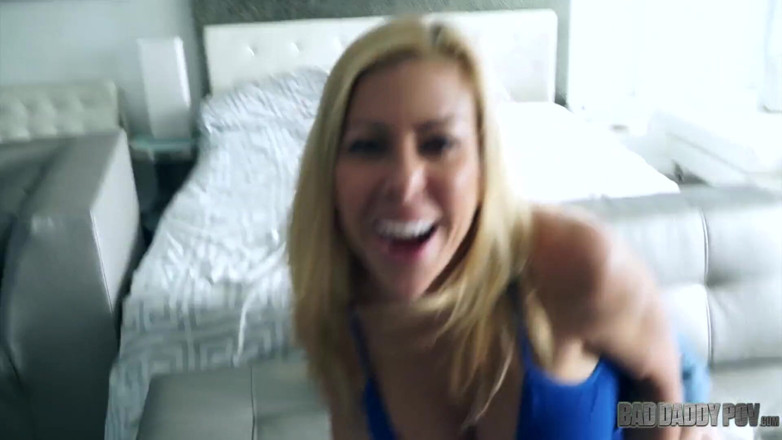 BadStepFamilyPov: İri göğüslü orta yaşlı seksi kadın Alexis Fawx üvey babasını sikmeyi...