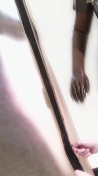 Dvě maskované holky se baví se svým otrokem