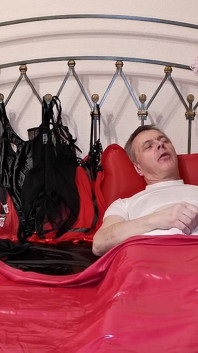 Lady straffar sin sissy slampa Michelle för att hon inte bär propper underkläder till sängen