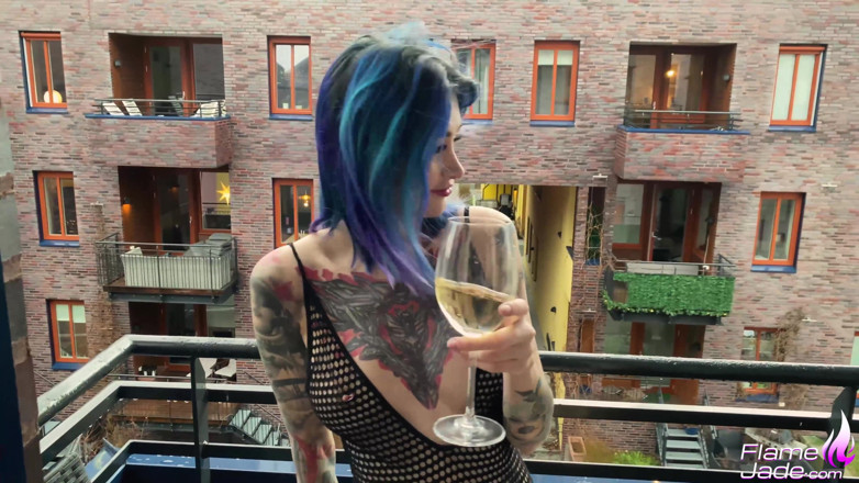 Flame Jade: Schönes schätzchen lutscht und fickt tief auf dem balkon