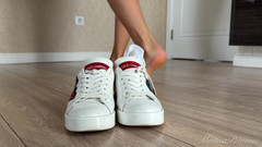 Princess Monica: Mes baskets performent et chuchotent joyeux anniversaire en tapotant