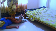 Aria Mia: アラビアのホットな女性が、ヒンドゥー教のメイドの男性が彼女の部屋を掃除している間にセックスした - カウガールが仕事中の男の大きなペニスに乗っている