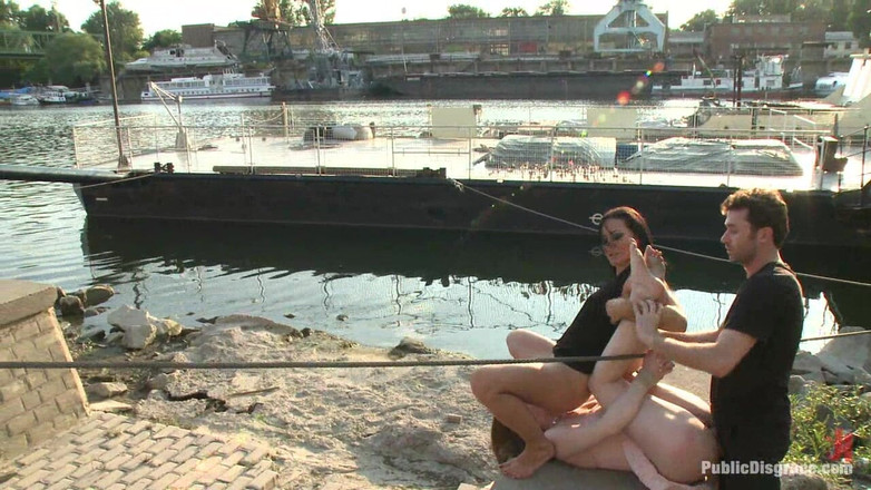 Public Disgrace by Kink: Sandra Romain revient en action avec une domination britannique insoupçonneuse !!!