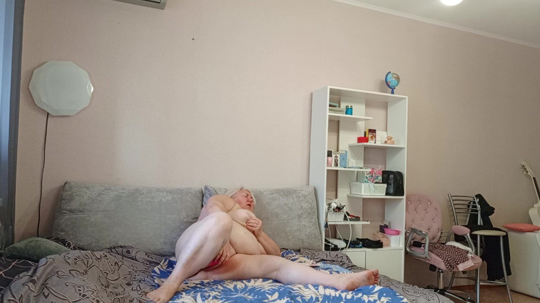 Zona901: Vecina con curvas se masturba el coño gordito en cámara