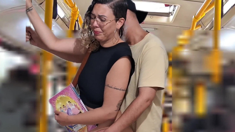 Gabi SweetCouplesStories: 放荡的学生在公交车上被射精