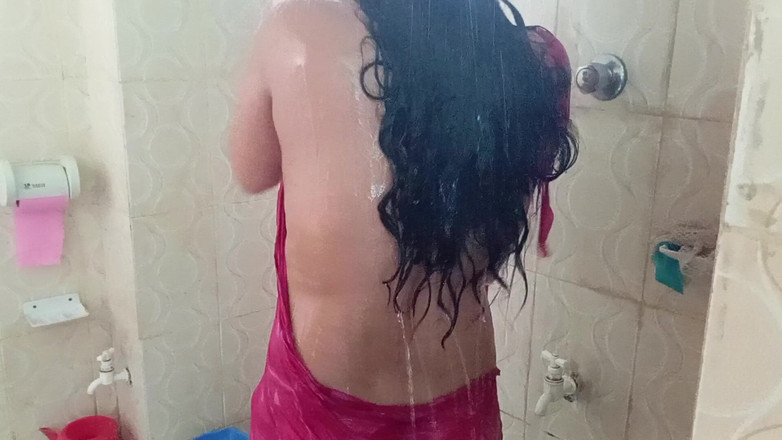 Sumahomesex: 호텔 화장실에서 드레스를 갈아입는 바비
