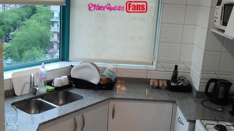 Riderqueen: Belle-mère dans la cuisine - vidéo pour les fans