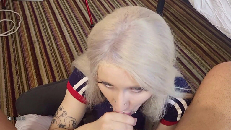 PornoJuice: Petote tóc vàng thích tôn thờ con cu đen