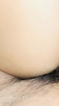 Pinay tiener perfect klein strak poesje wordt geneukt door een grote pik