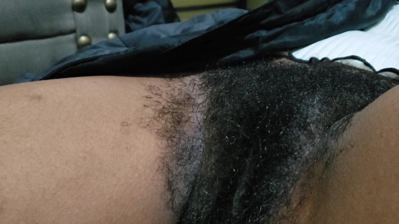 Lovemina: Hairy Pussy Babe cieszy się odważnym i zmysłowym doświadczeniem z...
