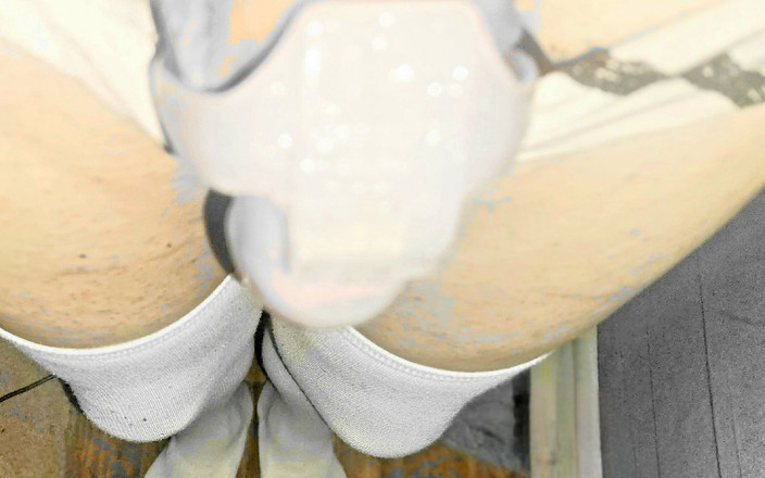 sisswewt: Disumbat dan dalam stoking dan sangkar kesucian saya menjilat setiap...