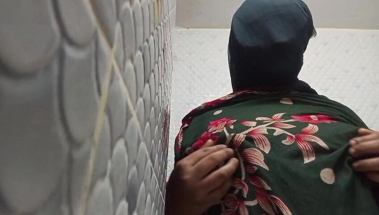 Nazmabd: Nazma Babhi India menunjukkan buah dadanya semasa dia mandi