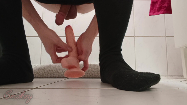 Smokey: 7 inçlik dildoya tek başına anal biniyor