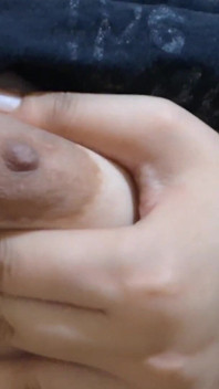 Transexual BDSM Con Grandes Tetas Lecheras Castiga Sus Pezones Hinchados Hasta Que Lactan