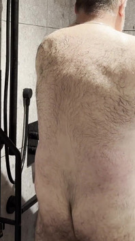 Stiefvader draagt neukpartij zonder condoom onder de douche