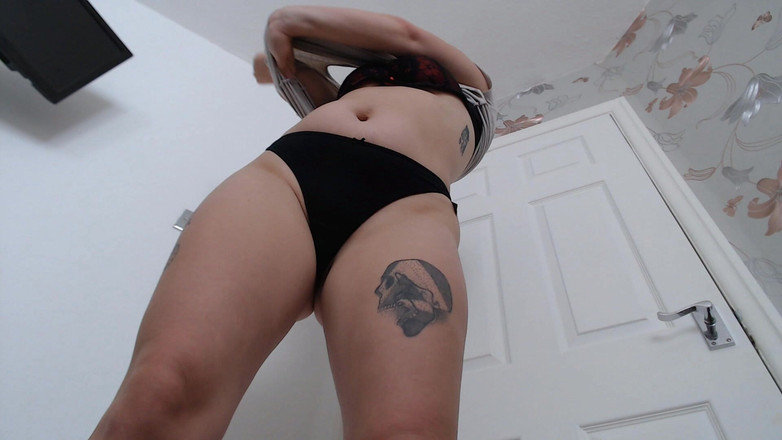 Ripley sweet studio: Giantess用奴隶的罐子当厕所